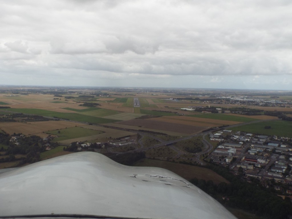 Ohhh there it is! Caen under the cloud layer.